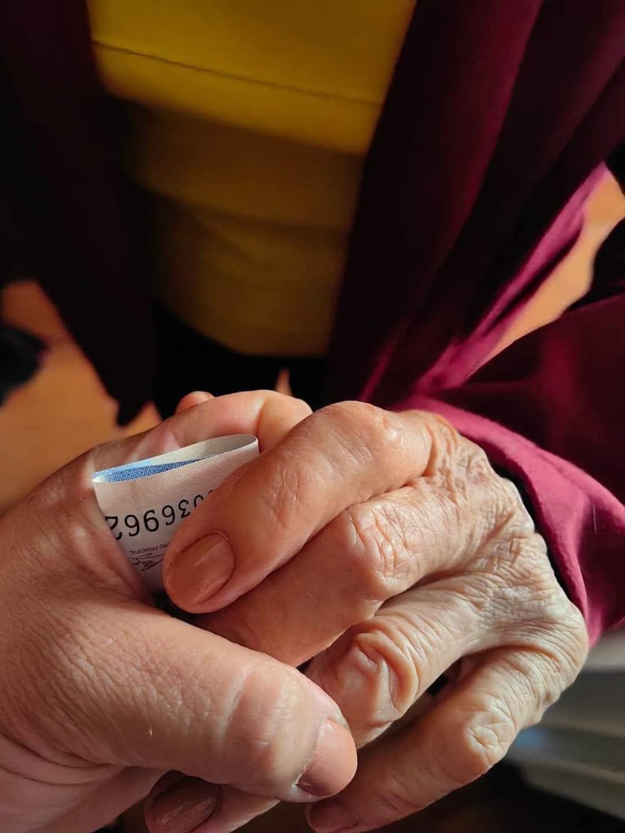 “No le digas a nadie que te lo di”
El secreto más tierno de una abuelita 
🥹👵🏻❤️