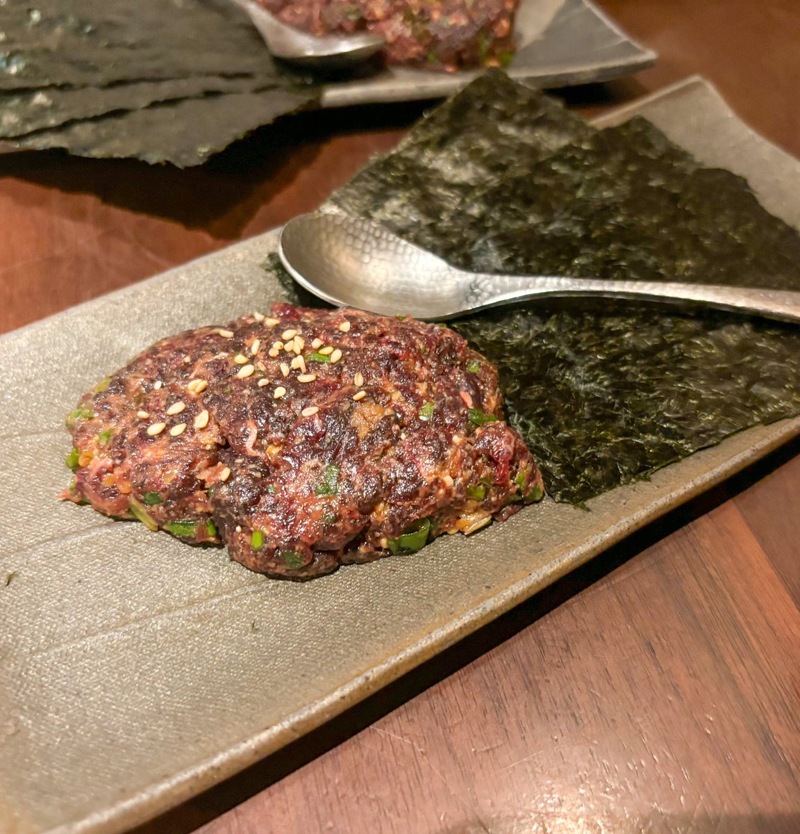cement_thing's tweet photo. 人形町「獣肉と酒 ぼんくら」。Twitterでよく見かけるのでずっと行ってみたかったお店だけど、期待を遥かに上回る良いお店だった！

珍しいジビエ料理と美味しいお酒がいただけるお店。まず最初に頼んだ山菜おつまみ盛り合わせがもう美味しくて、ほろ苦くて瑞々しくて日本酒がぐいぐい進んでしまう。ペペロンチーノ風にしていたり、白和えにしていたり、よくこんなに色々考えられるなあと。これだけで何合も空いちゃうよ……

穴熊の炭火焼きとか、トドのユッケとか、こんなお肉を食べられるの！？というお料理もたくさん。これだけいろんな動物の肉を一晩で食べたのは初めてかもしれない。本当に香りもクセも幅があって、脂身にすごい旨味が詰まってたりして、驚きが尽きなかったな。他の野菜料理とかも全部美味しそうだったんだけどなかなかそこまで手が回らず……ぐいぐい飲んで食べて、楽しい夜でした。