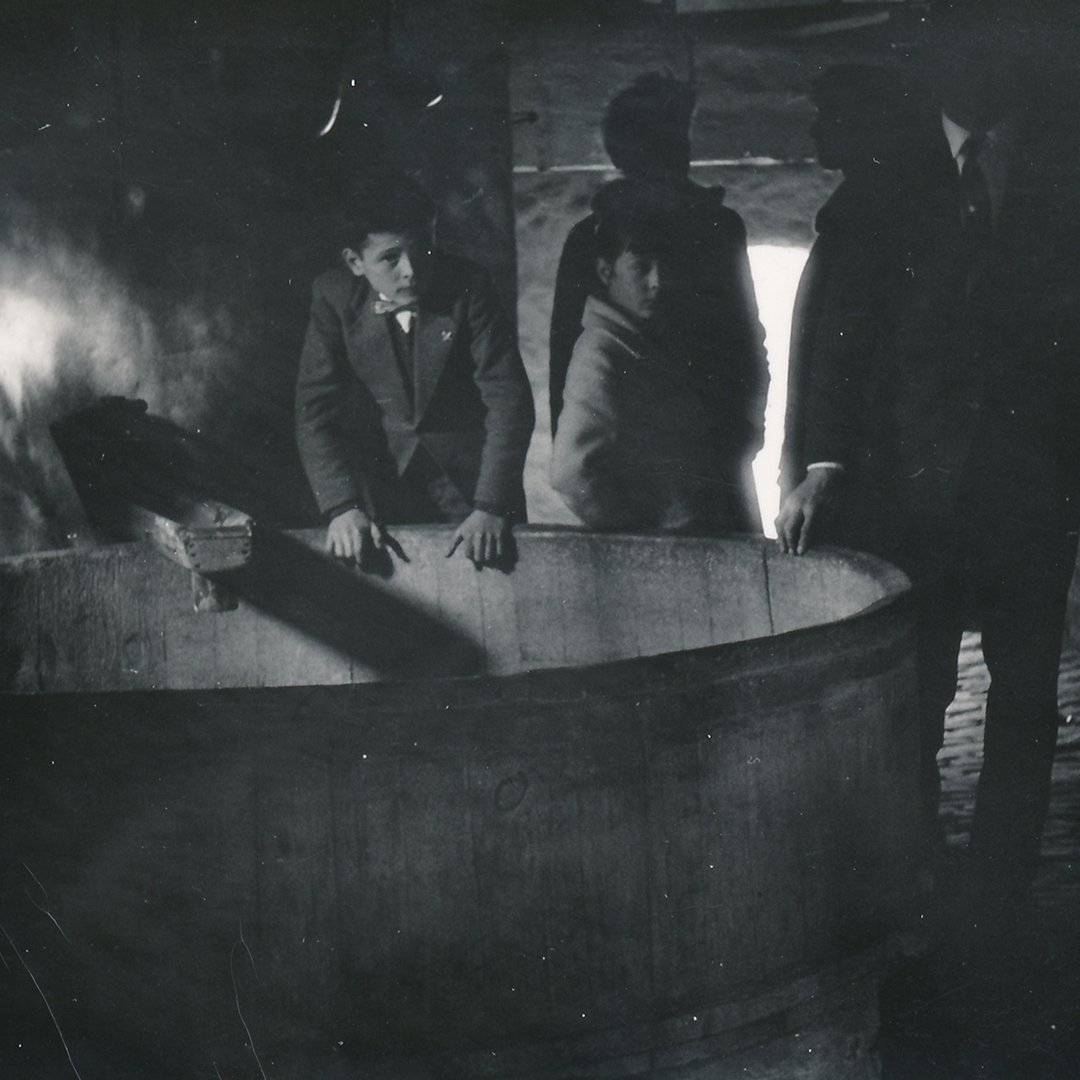 #ThrowbackThursday Old school malting methods from the 1930s. Although we constantly innovate, the basic idea stood the test of time! What enduring traditions do you want to bring back?
#TheSwaen #MakingMaltACraft #Malt #BeerHistory #TBT