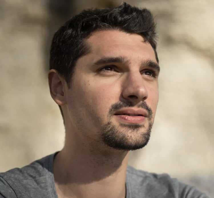 ⚫️ Aujourd’hui, cela fait deux ans que Frédéric Leclerc-Imhoff a été tué par un éclat d’obus en Ukraine lors d’un reportage suivant un convoi humanitaire pour BFMTV. 
Le 30 mai 2022.
