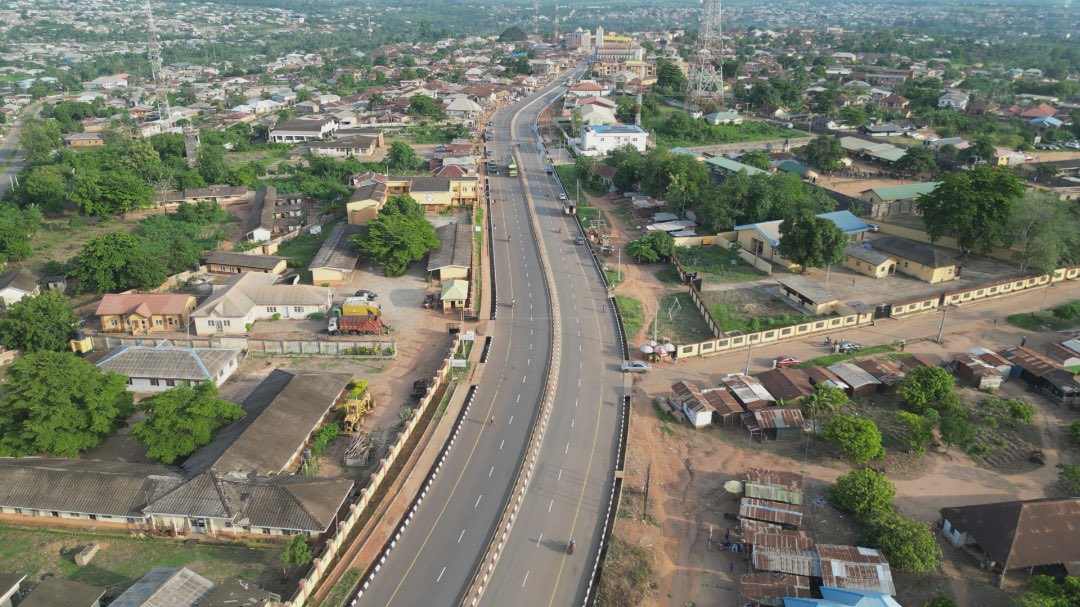 Here is the new look of the recently reconstructed Owode-Ilaro Road, Yewa South Local Government Area, which had been abandoned for over 35 years. It has now been completed by the Prince @DapoAbiodunCON-led administration in Ogun State. 

#BuildingOurFutureTogether #ISEYA