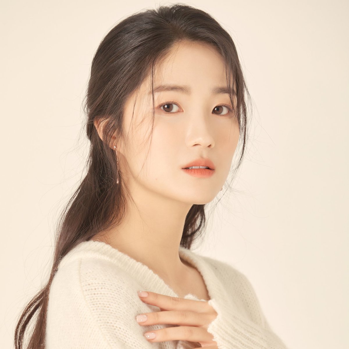 #KimHyeYoon fondly recalled her first love : “I really liked someone back then. As every first love is, It was bittersweet but also beautiful. I love how I was so in love at the time. Looking back, I’m amazed at how much I was willing to give for that love.

#HallyuForums