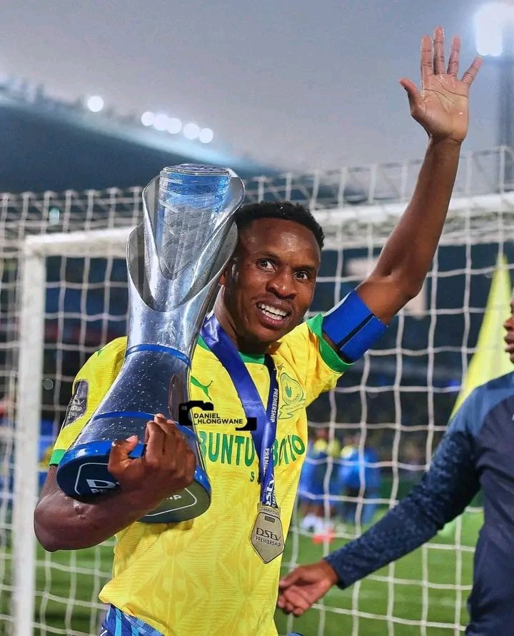 Themba Zwane with his 7th League Championship after helping Sundowns 2b 1st South African club to deliver iconic 7th League in a row 

7th is strongly associated with Sundowns history as it's symbolize our trademark finger up '👆'

No Mshishi fan will skip without liking this💛👆