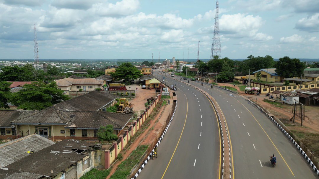 Here is the new look of the recently reconstructed Owode-Ilaro Road, Yewa South Local Government Area, which had been abandoned for over 35 years. It has now been completed by the Prince @DapoAbiodunCON-led administration in Ogun State. 

#BuildingOurFutureTogether #ISEYA