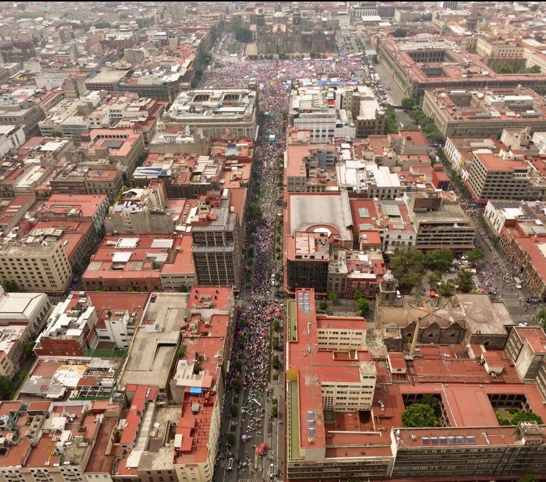 Una imagen basta para decirles a los que quieren destruir a nuestro país que así como salimos a marchar así inundaremos las urnas este 02 de junio #MareaRosa