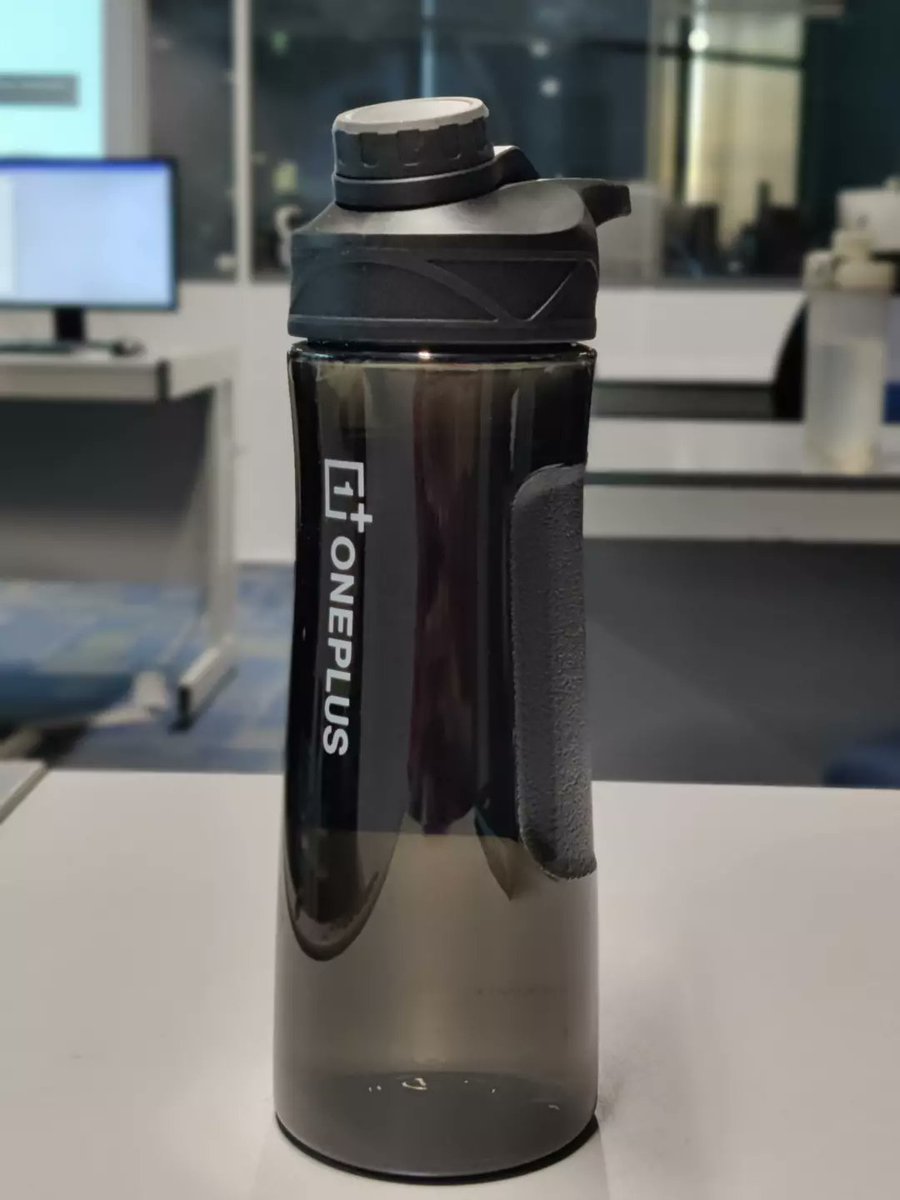 Divyanshi__13's tweet image. Is anyone out there willing to sell me his/her #PowerOfCommunity Water Bottle at a reasonable price? 

Pics credit goes to Kenji Sukasa and Monica C.