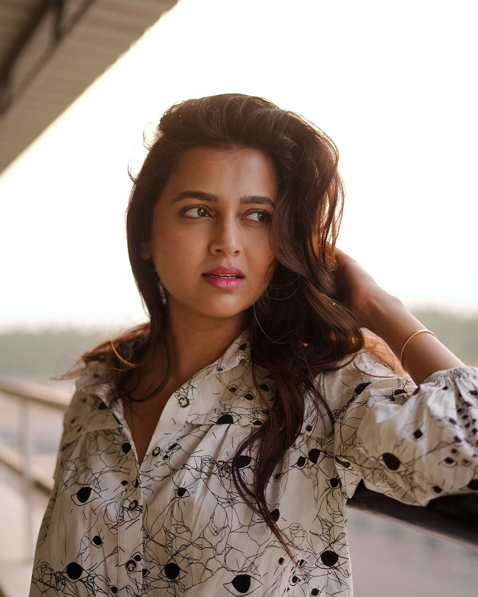 Tejasswi Prakash Cute Glimpses😍

#teja #tejasswi #tejasswiprakash #bollywoodcelebrity #bollywoodbeauty #trending #viral #explore #explorepage #cute #glimpses

@itsmetejasswi