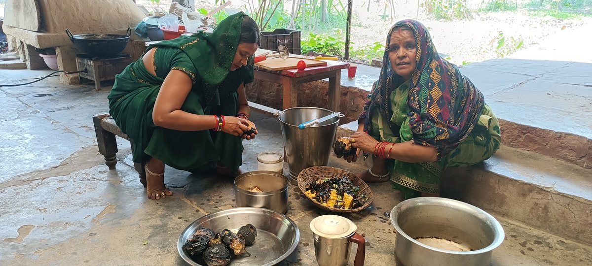 #Navdanya Women farmers making #AmPanna , a summer drink made from mango that prevents heat strokes. Biodiversity, traditional knowledge, women's expertise are vital for dealing with extreme weather &regenerating healthy food cultures .No to #FakeFood . Regenerate #RealFood