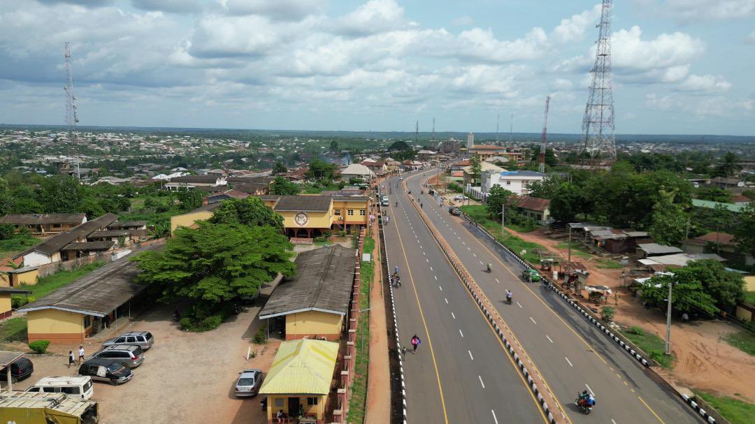 Here is the new look of the recently reconstructed Owode-Ilaro Road, Yewa South Local Government Area, which had been abandoned for over 35 years. It has now been completed by the Prince Dapo Abiodun-led administration in Ogun State. 

#BuildingOurFutureTogether #ISEYA