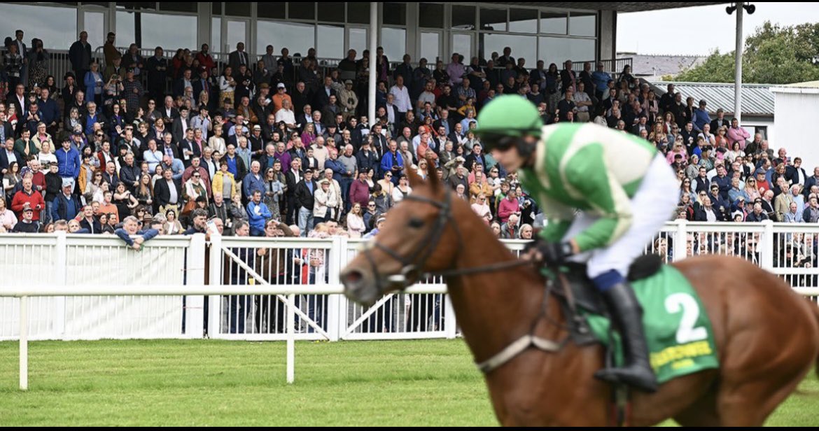 This Saturday Folks…. Great Value Folks for Listowel Races Saturday 1st June 👏 Here 𝐢𝐬 𝐰𝐡𝐚𝐭 𝐢𝐬 𝐢𝐧𝐜𝐥𝐮𝐝𝐞𝐝 𝐢𝐧 𝐨𝐮𝐫 €𝟐𝟓 '𝐏𝐚𝐫𝐭y 𝐏𝐚𝐜𝐤'! 🤝Racecouse Entry 💃🏻Enjoy Waterloo - ABBA Tribute/Proud Mary Live from 4.30PM 💶A €5 match bet 🍺A Pint 🍔