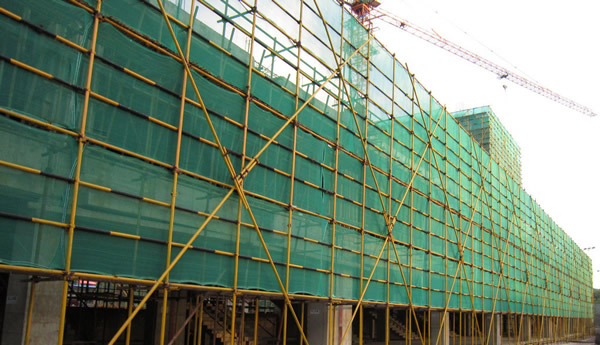 Use #ScaffoldingNetting to keep your site safe!
This durable polyethylene material;
1️⃣Contains debris 
2️⃣Prevents falling objects
3️⃣Shields pedestrians & properties Essential for urban builds near roads
Prioritize safety & compliance!🦺🏢
#BuildingSmart #SafetyFirst #Construction