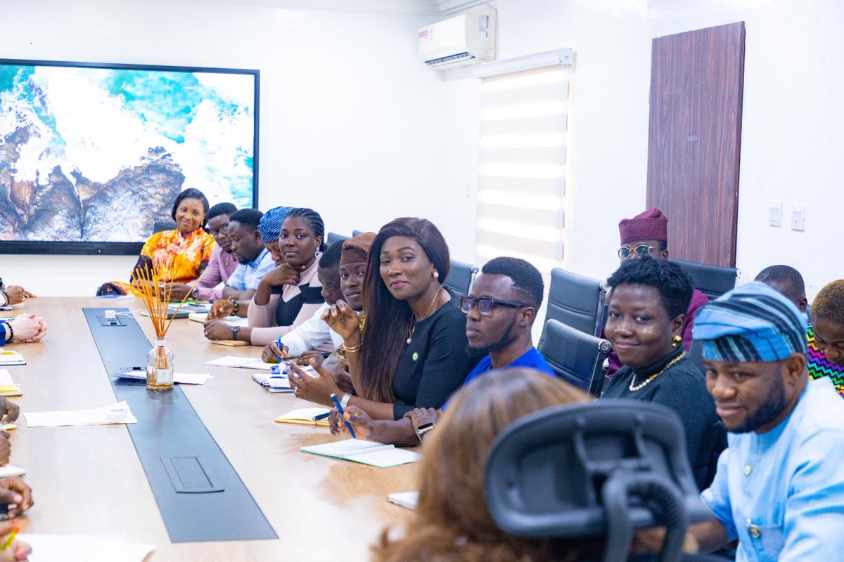 Our fellows at the Lateef Jakande Leadership Academy had another interesting fireside chat with Ms. Habiba Balogun. Ms. Balogun shared her life journey, captivating our fellows with her experiences. She began by emphasizing that one's personality should never define or limit