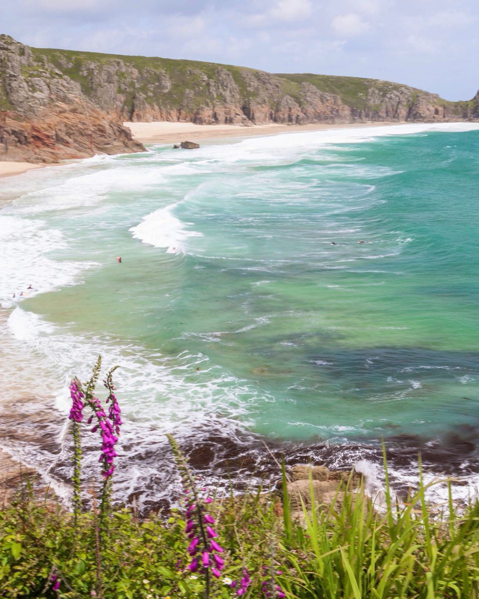 Porthcurno beach in Cornwall. Perched on the clifftops here is the famous Minack Theatre @beauty_cornwall @StormHour @ThePhotoHour #porthcurno #cornwall 
instagram.com/p/C7lSnfrCOYW/