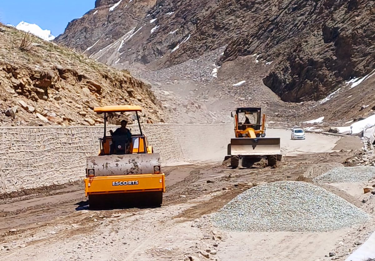 “Creating smoother journeys for all.”

The upgradation to an intermediate lane with an earthen shoulder of NH-301 Kargil-Zanskar road is being completed by #NHIDCL from Km 87 to Km 98 under package 4 in #Ladakh.

#BuildingInfrastructure #BuildingTheNation