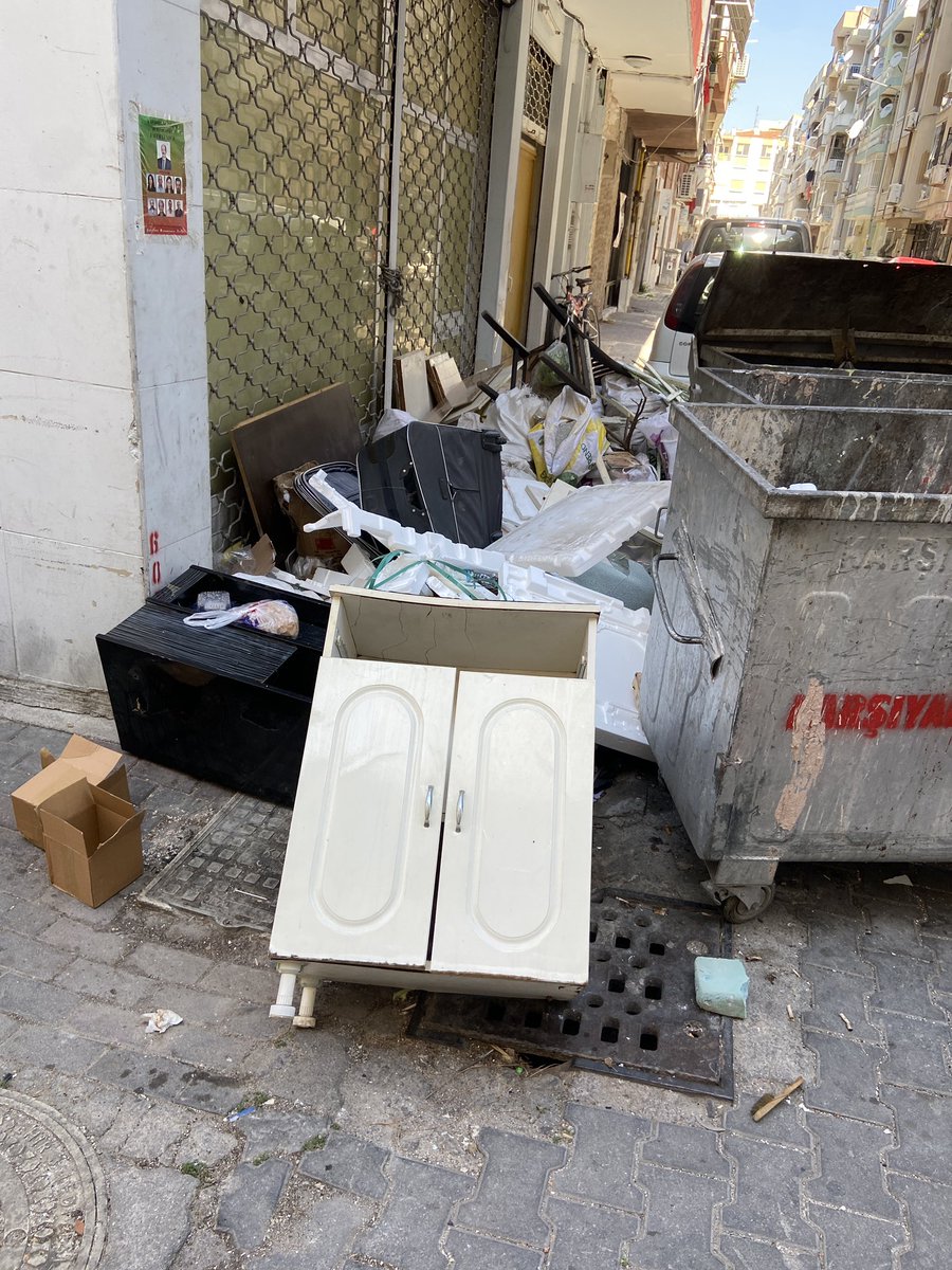 HazerliBayan's tweet photo. Evet bir karışıyaka belediyesi klasgi cumadan beri böyle arayıp şikayette bulanmamıza rağmen hala inatla bu cöp kovaları burda işte rezillik …. @izmirbld @karsiyaka_bel @izmiretkin @izmirhim @izmirvaliligi https://t.co/MVso8w0IsC