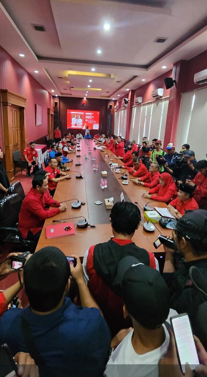 Mantan Walikota Semarang @hendrarprihadi yg sekarang menjabat Ketua LKPP-RI resmi mendaftar sebagai Calon Gubernur Jawa Tengah, penerus @ganjarpranowo .

Pagi tadi mengembalikan formulir pendaftaran Calon Gubernur Jawa Tengah di DPD PDI-P Jawa Tengah, Panti Marhaen - Semarang.