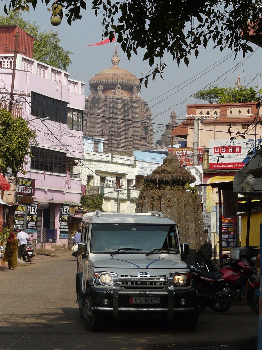 I wish our old town could be made car free & a pedestrian heaven, just imagine many tourists walking & soaking in all the local culture & beauty of our #Bhubaneswar temples. An ordinary looking street becomes beautiful when no vehicular traffic is present just like old days. 😢