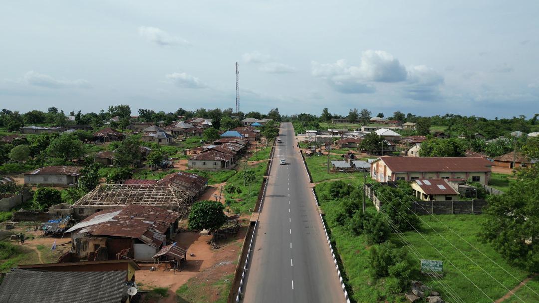 Beautiful new look of the recently reconstructed 27km Owode-Ilaro Road, Yewa South Local Government Area, which had been abandoned for over 35 years. It has now been completed by the Prince @DapoAbiodunCON-led administration in Ogun State. 

#ISEYA #DapoAbiodun #OgunState