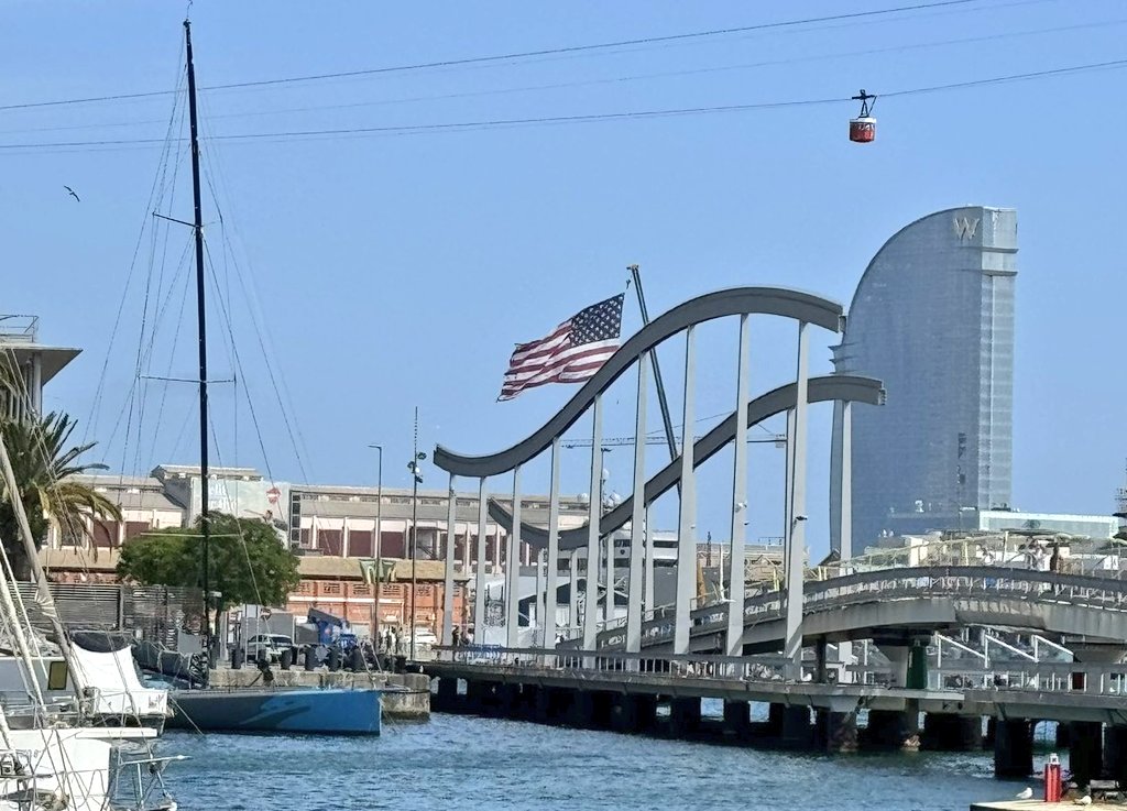 Banderes enormes del Regne Unit i els EUA onegen de de fa setmanes al Port. Molts matins els seus himnes s'escolten des de la Barceloneta. 😳

La Copa Amèrica és privatització, mercantilització i elitització. Ara sabem que també serà exhibicionisme neoimperialista. 🤬