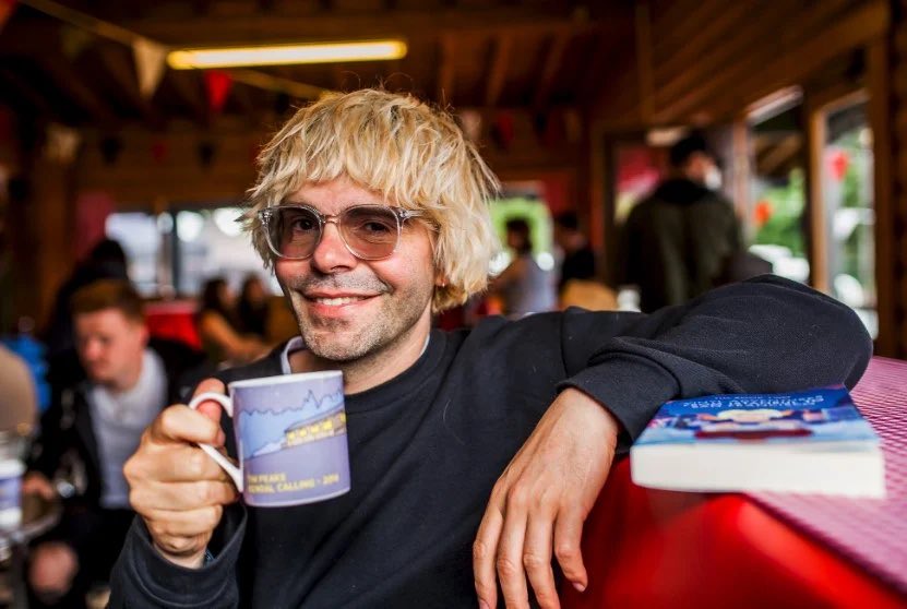 Happy Birthday to Tim Burgess. Born this day in 1967 in Salford. English singer songwriter and record label owner. Best known as the lead singer of The Charlatans. A top man. Many happy returns #TimBurgess 🎂🎉🎉