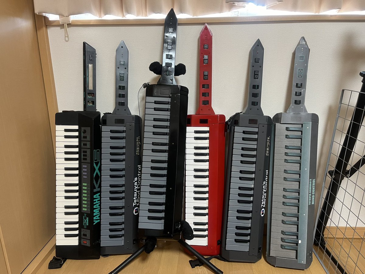 【希少】TM NETWORK小室哲哉MIND CONTROL ペーパークラフト 小室哲哉のショルダーキーボードをペーパークラフトで再現 2枚目の写真