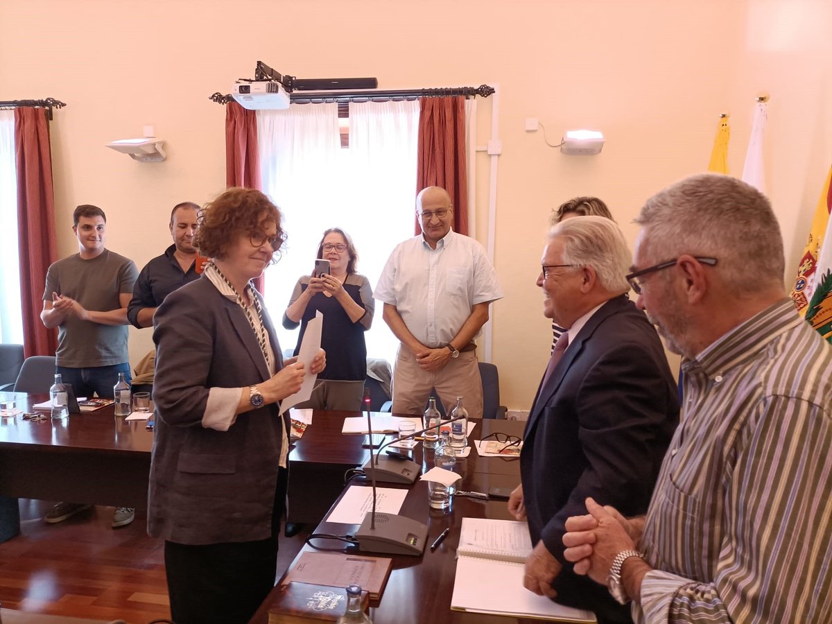 NUEVA CONCEJALA DE ANDO

Este miércoles, 29 de mayo, tomo posesión nuevamente como concejala del Ayuntamiento, nuestra compañera, María Sanchez Fernaud Vega Muchísima suerte y mucha fuerza para este nuevo reto.

andosataute.com/maria-sanchez-…