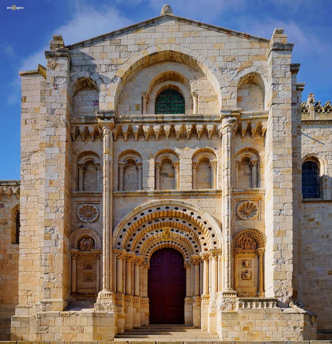 Hoy os presento la magnífica Puerta del Obispo de la Catedral de #Zamora, una de las portadas más interesantes y bellas del arte románico debido a su gran riqueza decorativa 
#FelizJueves #BuenosDias