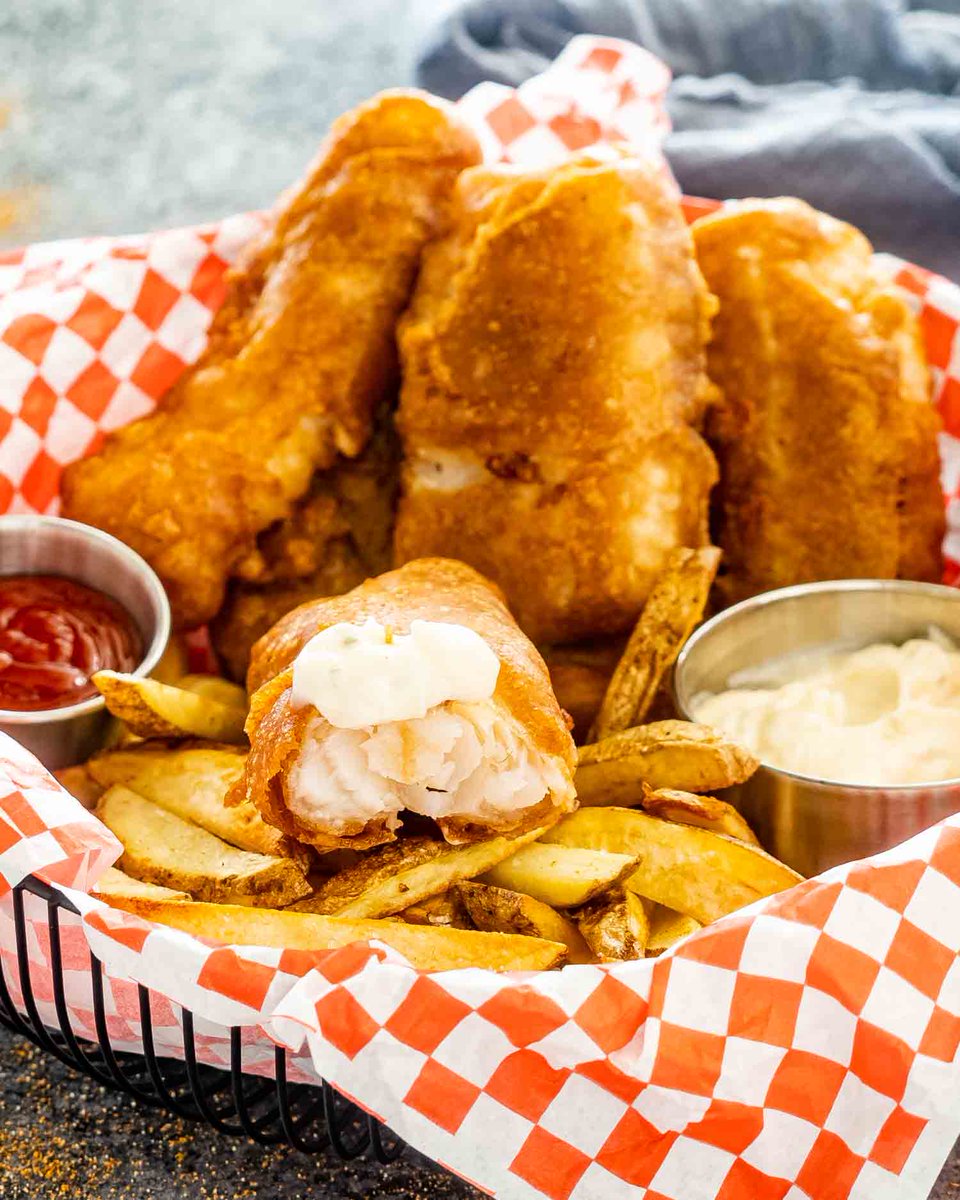 Fish and Chips 😋😋

Recipe by #ChefSane 🧑‍🍳

Full #recipe on our food blog 👉 chefsane.com/fish-and-chips/ 👈 

#foodphotography #foodblogger #recipeshare #EpicEats #FoodieFaves #TastyTreat #NomNom #YumYum #DelishDish #FoodGoals