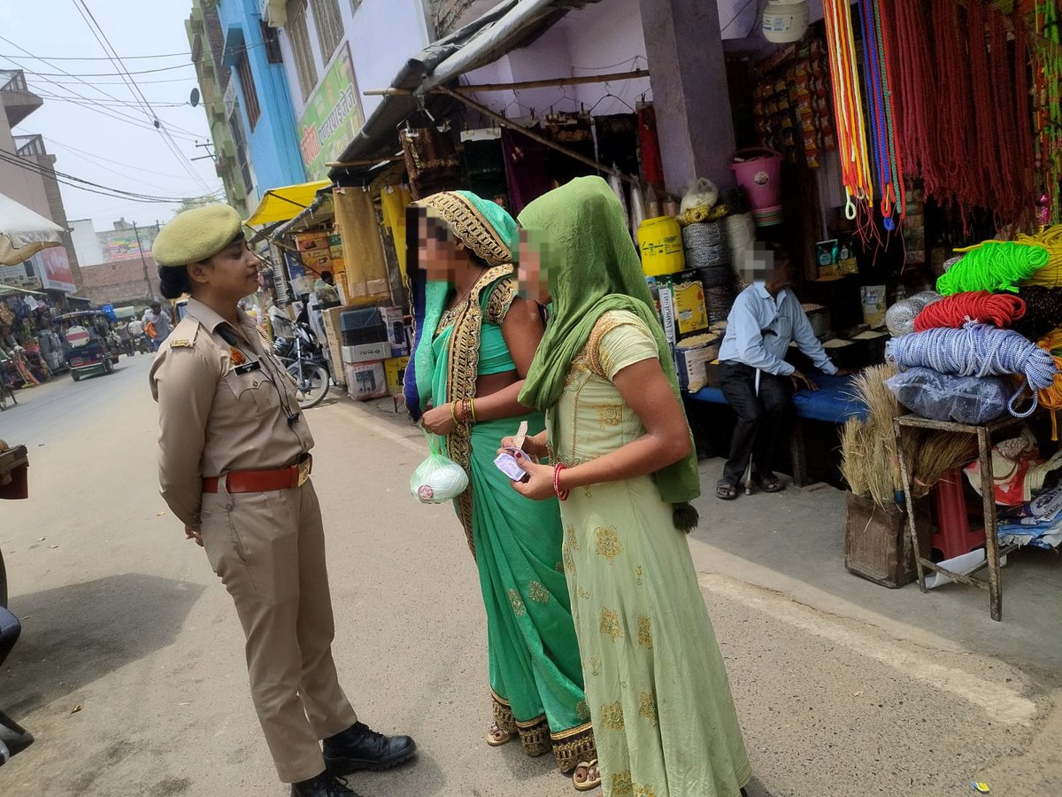 #SP_KSJ के निर्देशन में #MissionShakti अभियान के तहत थाना सहावर मिशन शक्ति टीम द्वारा थाना क्षेत्रांतर्गत महिलाओं को महिला सशक्तिकरण एवं सुरक्षा हेतु चलाई जा रही विभिन्न कल्याणकारी योजनाओं व महत्वपूर्ण हेल्पलाइन नंबरों की जानकारी देकर जागरुक किया गया । #UPPolice