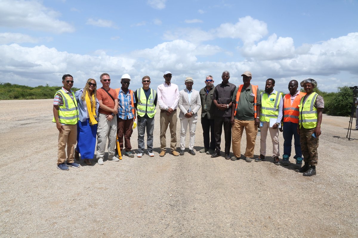 #UNSOS has begun fencing Shaati Gaduud Airport in Baidoa to enhance safety and compliance. The 6km project, implemented in two phases, follows UNSOS' successful runway and taxiway rehabilitation in 2021. The inauguration was attended by South West State President, Abdiaziz Hassan