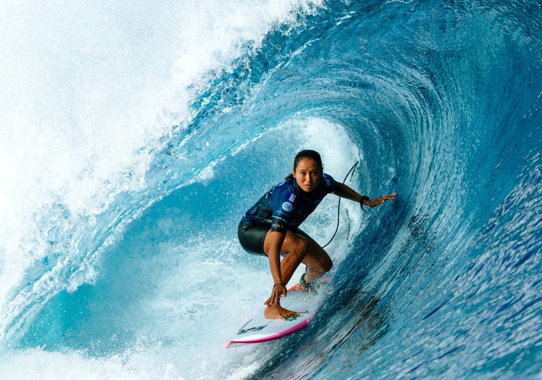 #Surf : La #Tahitienne🇵🇫 Vahine Fierro, nouvelle reine de #Teahupoo à l'approche des JO #Paris2024 ➡️tinyurl.com/y3tcjmch 🥇🏄🏽‍♀️L'enfant de l’île de Huahine a bien grandi. La surfeuse Vahine Fierro est devenue mercredi à 24 ans la première tahitienne, et française, de