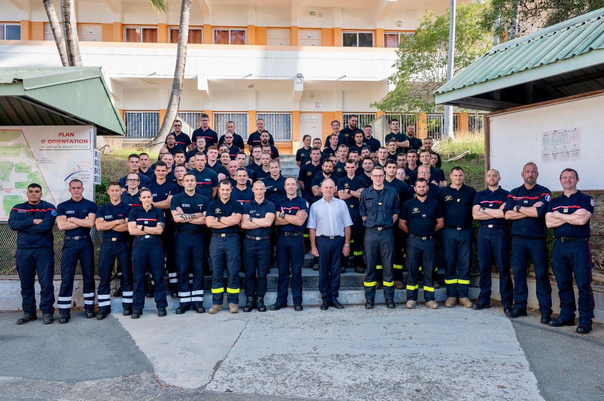 👨‍🚒 162 personnels de la @SecCivileFrance sont venus en renfort en #NouvelleCalédonie depuis le 17 mai. Évacuation de personnes, extinction de feux, déblaiement : leur aide est précieuse. Le haut-commissaire est allé à leur rencontre pour les remercier. 🙏