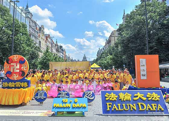 République tchèque : Célébrer la Journée mondiale du Falun Dafa à Prague #WorldFalunDafaDay #May13 fr.minghui.org/html/articles/…