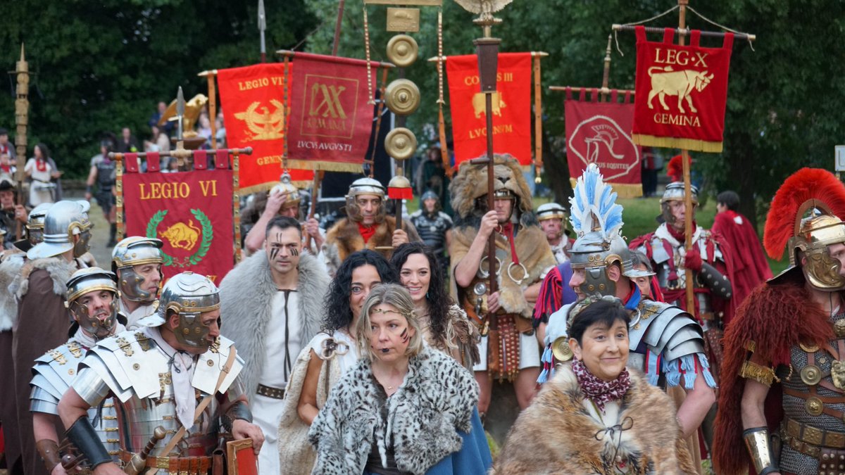 ardelucus's tweet photo. 🌿✨Os Augures consagran con sabiduría ancestral os estandartes das tropas romanas 🙏
🙌 Que os deuses nos concedan a súa protección divina! 🎉
#ArdeLvcvs2024 #Augures https://t.co/iBfKOGu0XV