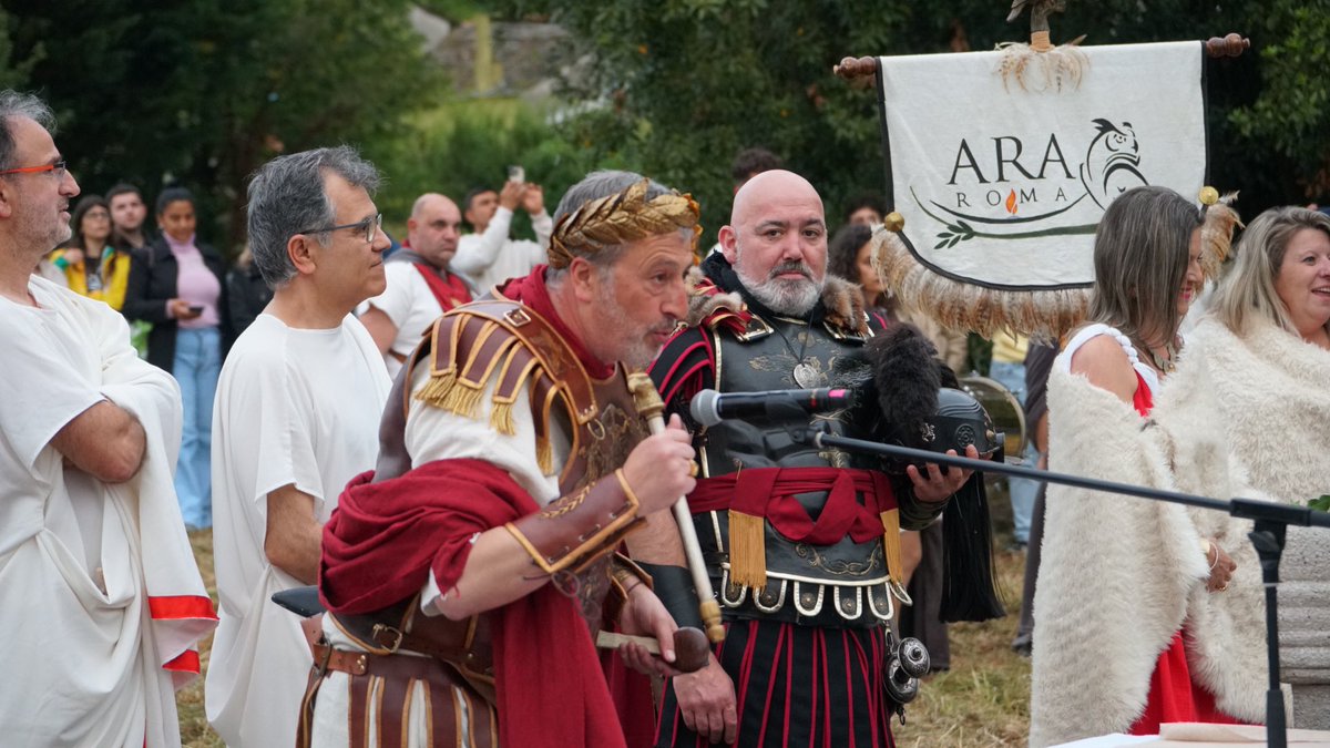 ardelucus's tweet photo. 🌿✨Os Augures consagran con sabiduría ancestral os estandartes das tropas romanas 🙏
🙌 Que os deuses nos concedan a súa protección divina! 🎉
#ArdeLvcvs2024 #Augures https://t.co/iBfKOGu0XV