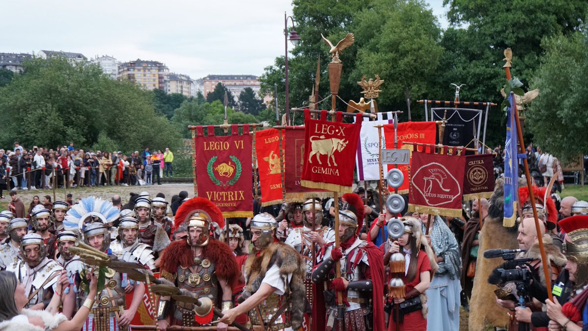 ardelucus's tweet photo. 🌿✨Os Augures consagran con sabiduría ancestral os estandartes das tropas romanas 🙏
🙌 Que os deuses nos concedan a súa protección divina! 🎉
#ArdeLvcvs2024 #Augures https://t.co/iBfKOGu0XV