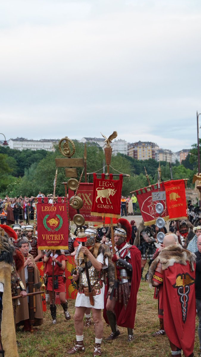 ardelucus's tweet photo. 🌿✨Os Augures consagran con sabiduría ancestral os estandartes das tropas romanas 🙏
🙌 Que os deuses nos concedan a súa protección divina! 🎉
#ArdeLvcvs2024 #Augures https://t.co/iBfKOGu0XV