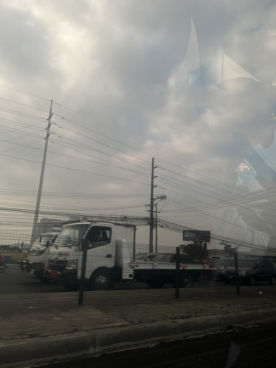 kateeRamos's tweet photo. No cojan la vía que va hacia el mix center (de regreso a gye) en la gasolinera mataron a un hombre  y  está colapsada esa vía 

#via #Aurora https://t.co/7g3OvZ77M3