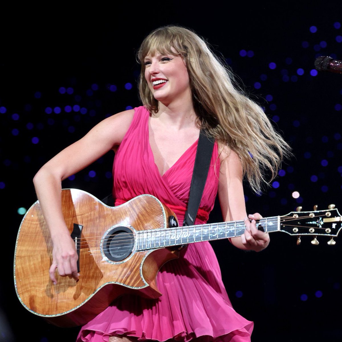 tswifterastour's tweet photo. 🚨| TAYLOR PERFORMS A MASHUP OF "I Can See You" and "Mine" FOR DAY 1, THE 100TH SHOW, OF THE ERAS TOUR IN LIVERPOOL, ENGLAND! #LiverpoolTSTheErasTour https://t.co/AmXJWJqCJZ
