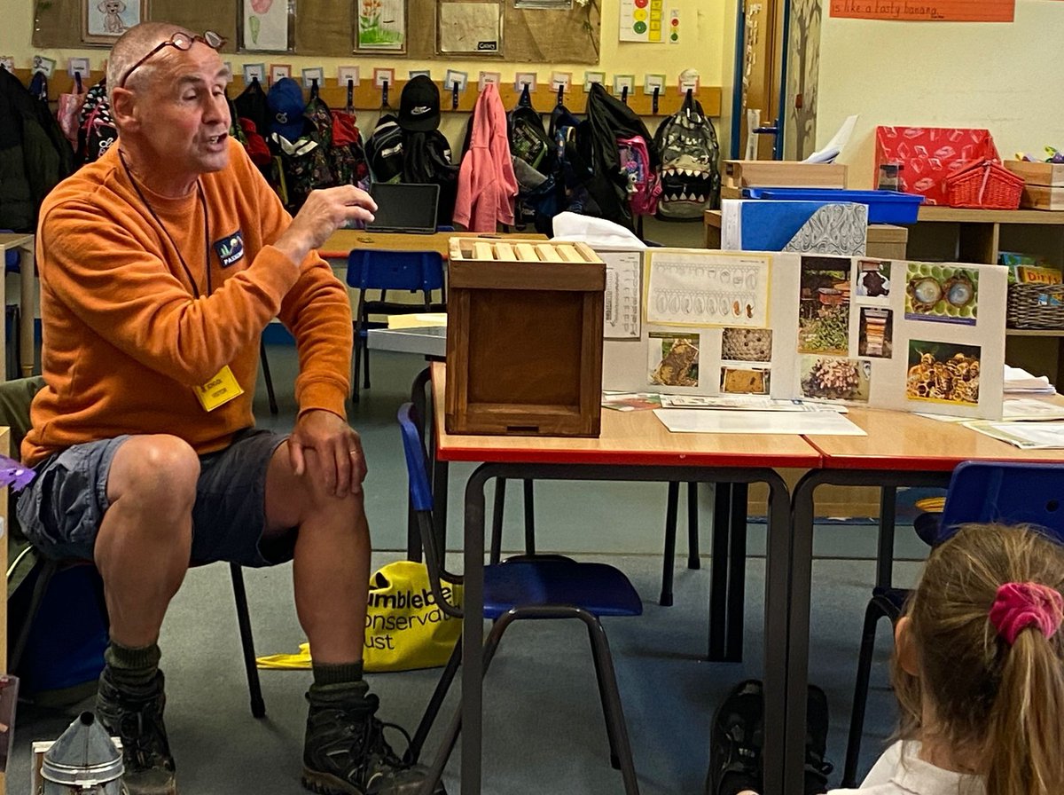 RogietPrimary's tweet photo. A huge diolch yn fawr iawn to Kevin, our local bee keeper from the allotments. #rpsdosbarth2 loved your visit linked to our "How does your garden grow?" theme. Learning about the importance of bees, their diversity in our local area, and how bees live in a colony, was fascinating https://t.co/rGai9H4SJw