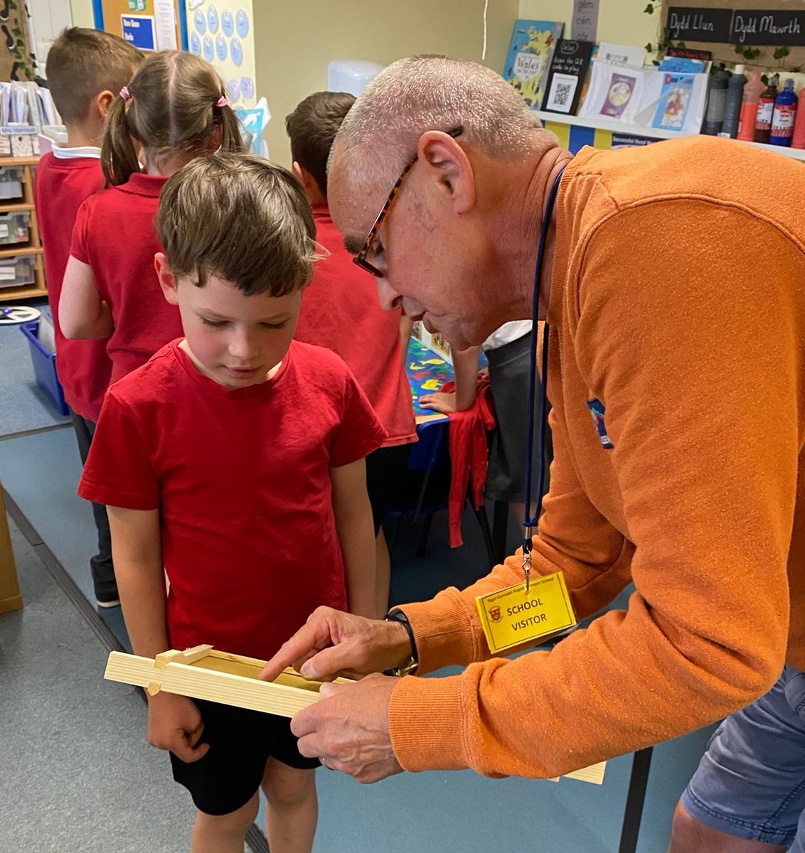 RogietPrimary's tweet photo. A huge diolch yn fawr iawn to Kevin, our local bee keeper from the allotments. #rpsdosbarth2 loved your visit linked to our "How does your garden grow?" theme. Learning about the importance of bees, their diversity in our local area, and how bees live in a colony, was fascinating https://t.co/rGai9H4SJw