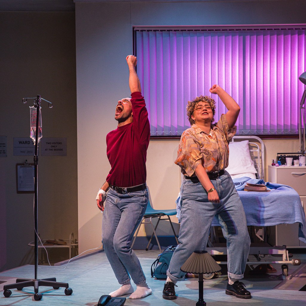 LivEveryPlay's tweet image. Tonight is Guest Night for Tell Me How It Ends. Sending all our best wishes to the company!
📸 @Ab1kenobe 
Cast
@LukeKSActing - Marc
@emmystonelake - Aster

Company
Writer @tashadmusouk
Director @gitikabuttoo
Set and Costume Designer @DesignerKTScott
[1/3]