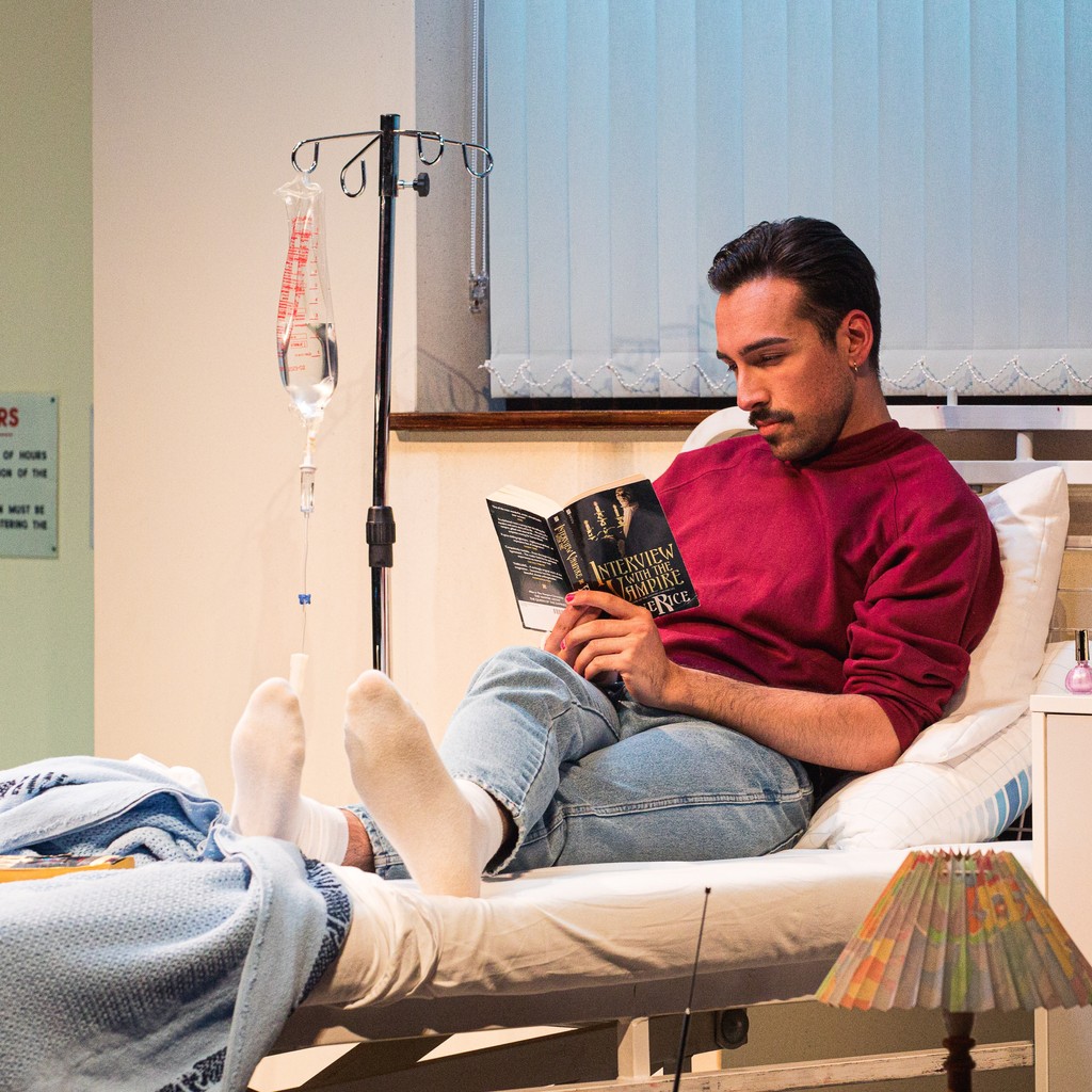 LivEveryPlay's tweet image. Tonight is Guest Night for Tell Me How It Ends. Sending all our best wishes to the company!
📸 @Ab1kenobe 
Cast
@LukeKSActing - Marc
@emmystonelake - Aster

Company
Writer @tashadmusouk
Director @gitikabuttoo
Set and Costume Designer @DesignerKTScott
[1/3]