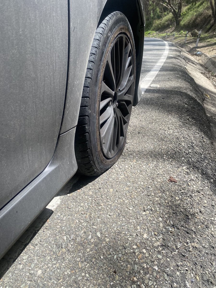 leandreani's tweet photo. Hueco grande y peligroso entre el km 07 y km 08 de la carretera panamericana en el canal rápido sentido san Antonio. Precaución que nadie paga los daños a los carros pero nosotros si pagamos impuestos hasta por respirar. @FMCENTER @traficovv @MaquinaDelAire @ElTequeno @eutrafico https://t.co/8A6PNgKjr8