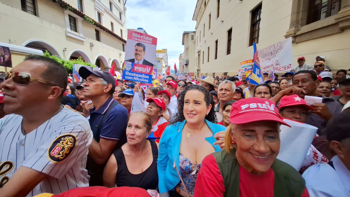 ivanrive3's tweet photo. ÚLTIMA HORA #13Jun #EnFotos Pueblo merideño desbordó de alegría y compromiso en apoyo al presidente @NicolasMaduro https://t.co/bsINWCFPyN