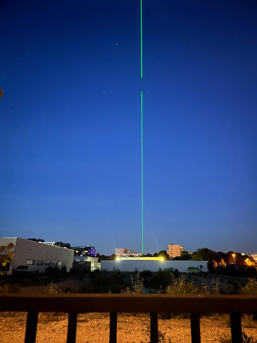 Ordust's tweet image. Was hat es mit dem Laserstrahl auf sich den man aktuell über München sieht? @PolizeiMuenchen