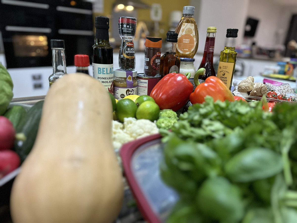 OperationFarm's tweet image. 1st of 12 cookery workshops, where we knocked up 8 different salads &amp;amp; dips.
We looked at different ingredients from sumac to pomegranate molasses and Ali talked about some quick/cheat ideas to ‘spruce up yer grub’ from lemon oil to curry mayo. It all tasted delish. 
@TNLComFund