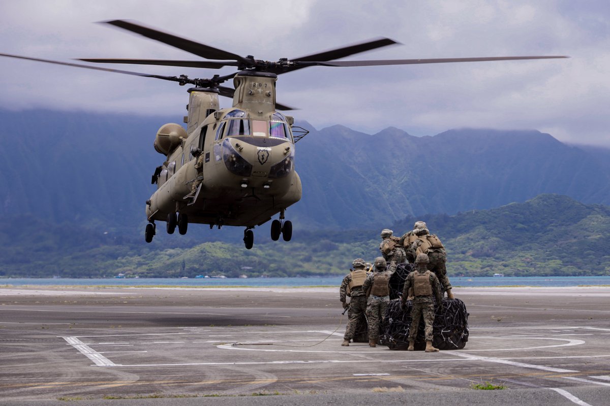 USMC's tweet photo. #Marines with @3rdMLG  and @USArmy #Soldiers conduct an external lift operations exercise at @MCB_Hawaii, June 6.

The external lift exercise bolstered efficiency in airlifting oversized cargo.

#USMC #JointForce https://t.co/Ht7EG0Qp9v