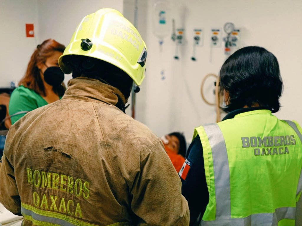 IMSS_Oaxaca's tweet photo. 📌Continuando con el objetivo de impulsar actividades recreativas que favorezcan en la recuperación y estado de ánimo de los pacientes pediátricos del #HGZ1 del #IMSSOaxaca, el Heroico Cuerpo de @Bomberos_GobOax se sumó a las visitas por las diversas áreas del nosocomio.
#CSS01 https://t.co/3I7dzgNdqP
