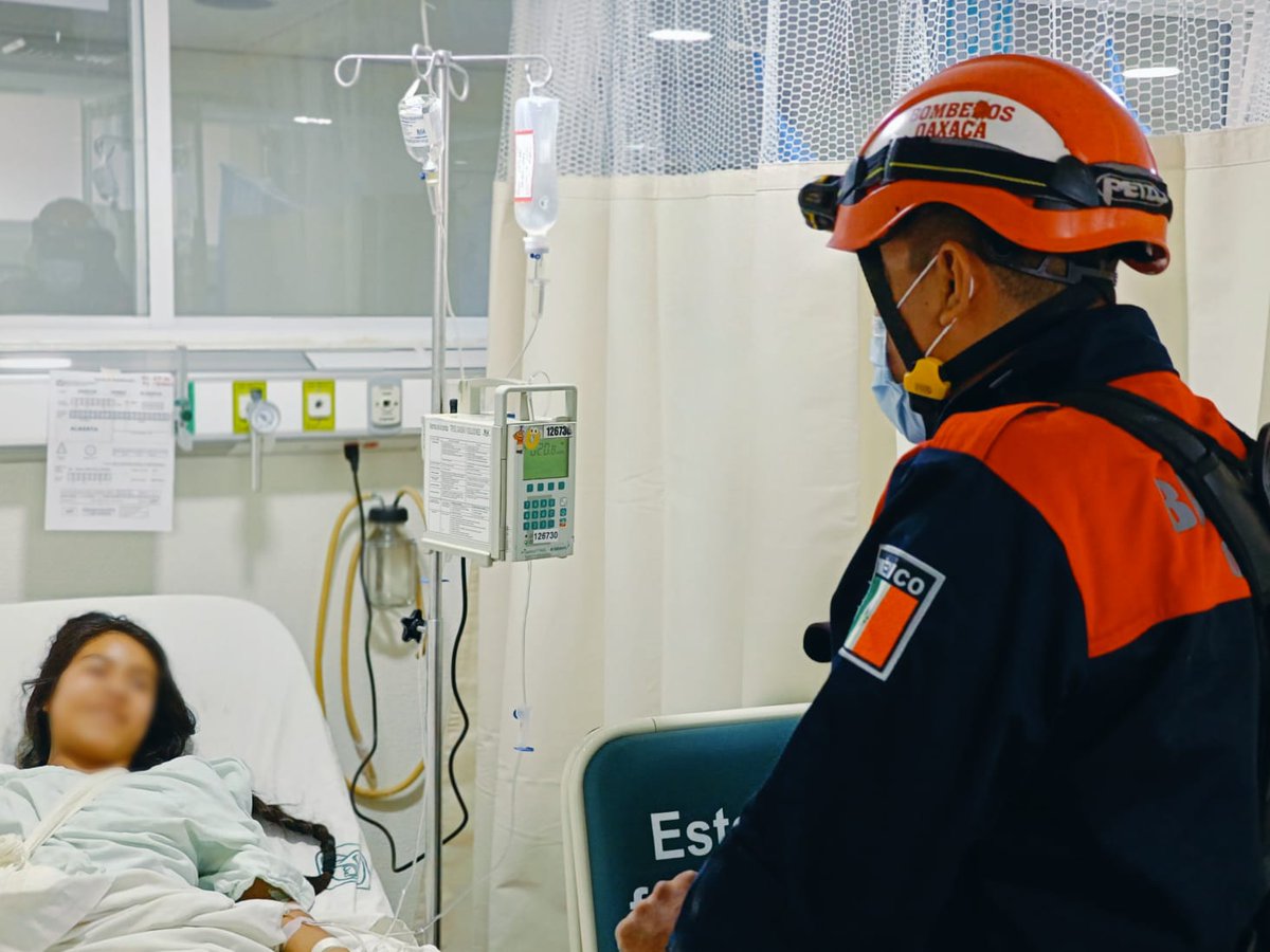 IMSS_Oaxaca's tweet photo. 📌Continuando con el objetivo de impulsar actividades recreativas que favorezcan en la recuperación y estado de ánimo de los pacientes pediátricos del #HGZ1 del #IMSSOaxaca, el Heroico Cuerpo de @Bomberos_GobOax se sumó a las visitas por las diversas áreas del nosocomio.
#CSS01 https://t.co/3I7dzgNdqP